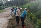 Cán bộ và nhân dân xã Phùng Minh làm vệ sinh môi trường